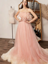 Schulterfreies Brautkleid mit Pailletten und Pelzkragen